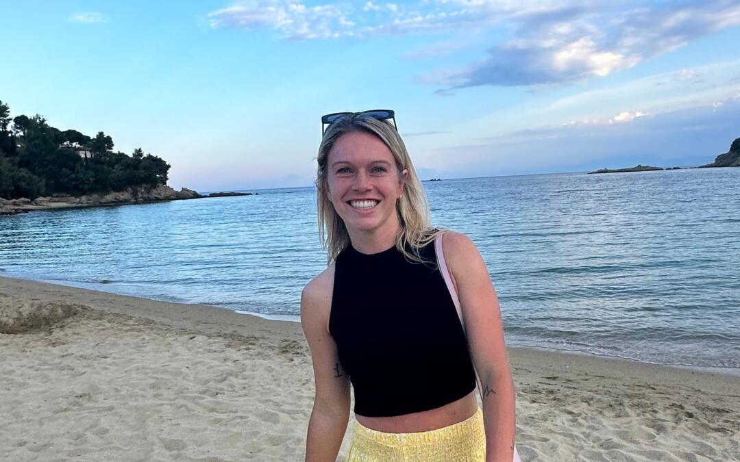 English tutor on vacation by sea