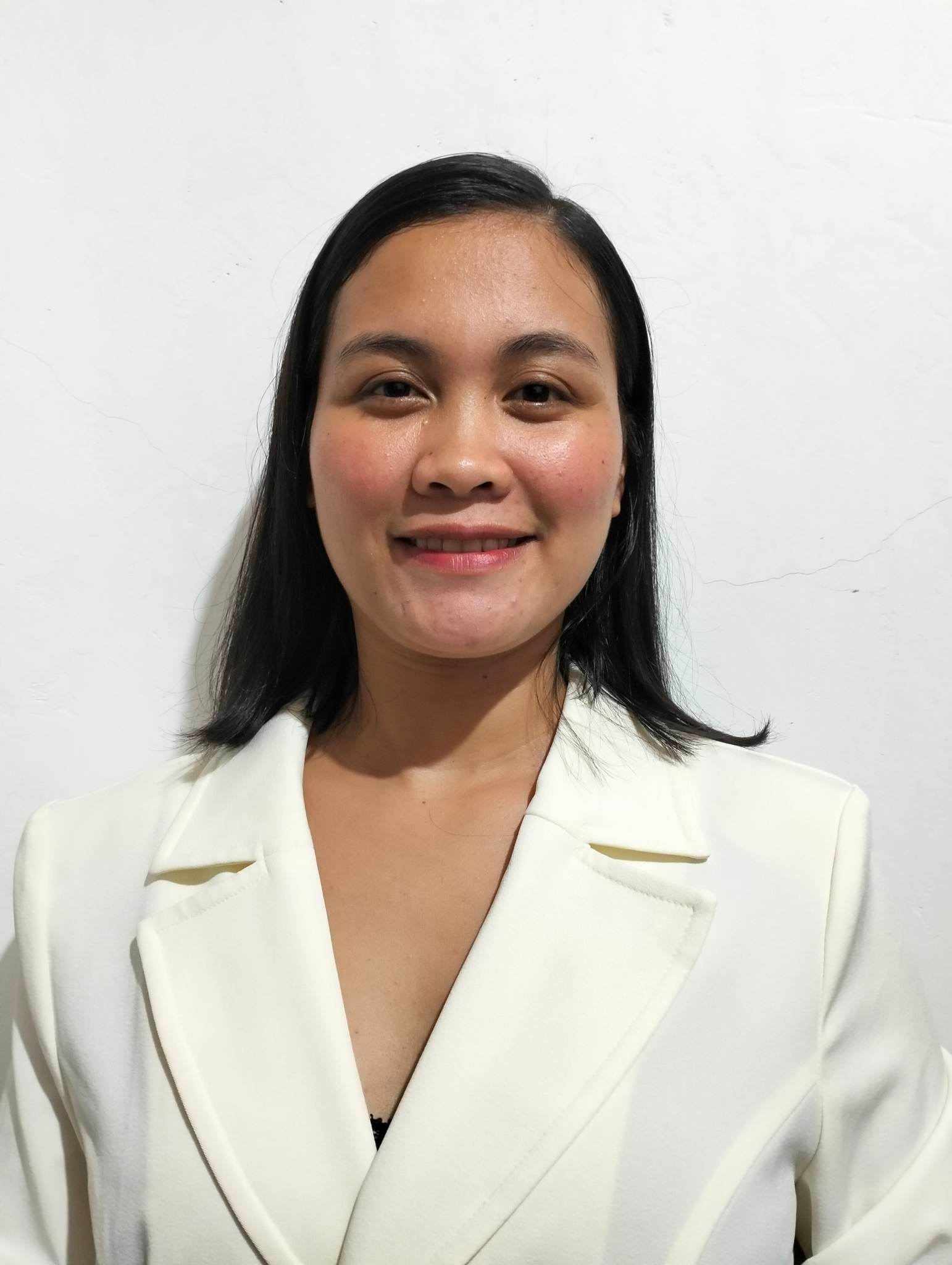 Kim, lektorka angličtiny online z Filipín v bílém saku