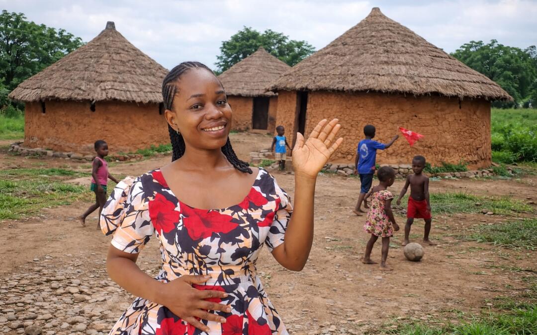 africká lektorka anglického jazyka mává